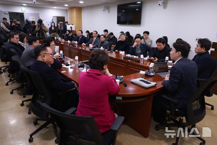 한복, K-패션으로 키운다…여야, 국회서 토론회