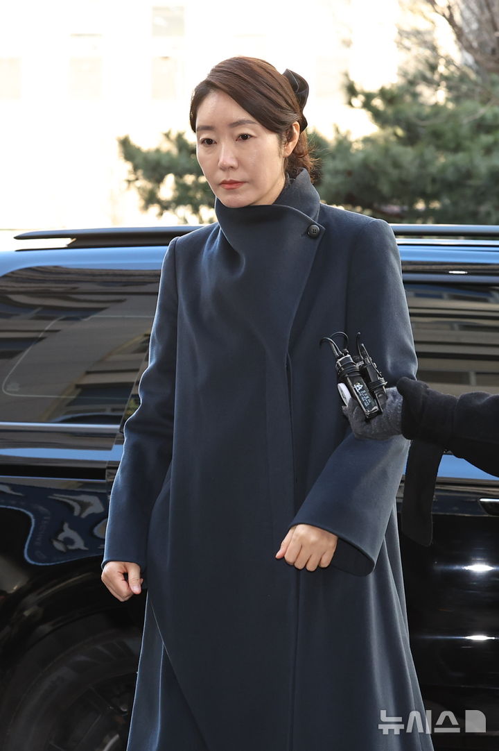 [서울=뉴시스] 최진석 기자 = 공천헌금 1억원을 수수한 혐의를 받는 강선우 무소속 의원이 2차 경찰 조사를 받기 위해 3일 오전 서울 마포구 서울경찰청 광역수사단 공공범죄수사대로 출석하고 있다. 2026.02.03. myjs@newsis.com