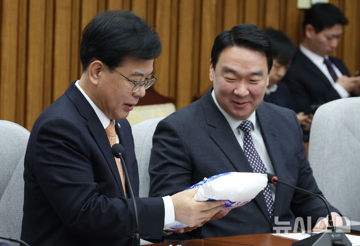 [서울=뉴시스] 조성봉 기자 = 송언석 국민의힘 원내대표가 3일 오전 서울 여의도 국회에서 열린 원내대책회의에서 이재명 대통령의 '설탕부담금' 도입 관련해 설탕을 들고 정희용(오른쪽) 사무총장과 대화를 하고 있다. 2026.02.03. suncho21@newsis.com