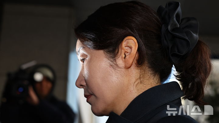 [서울=뉴시스] 최진석 기자 = 공천헌금 1억원을 수수한 혐의를 받는 강선우 무소속 의원이 2차 경찰 조사를 받기 위해 3일 오전 서울 마포구 서울경찰청 광역수사단 공공범죄수사대로 출석하고 있다. 2026.02.03. myjs@newsis.com