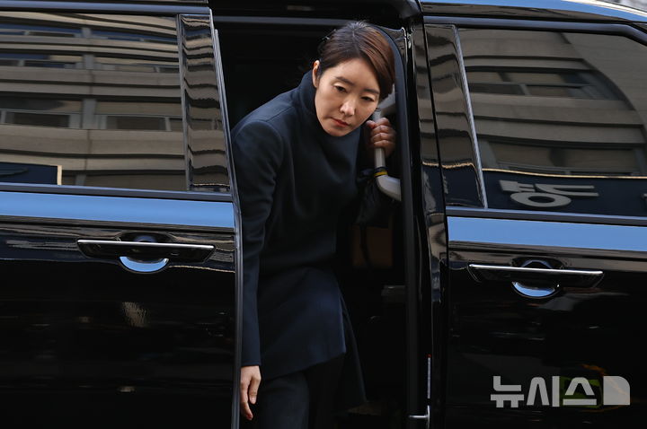 [서울=뉴시스] 최진석 기자 = 공천헌금 1억원을 수수한 혐의를 받는 강선우 무소속 의원이 2차 경찰 조사를 받기 위해 3일 오전 서울 마포구 서울경찰청 광역수사단 공공범죄수사대로 출석하고 있다. 2026.02.03. myjs@newsis.com