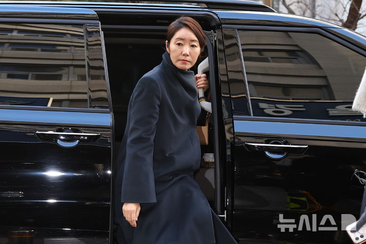 [서울=뉴시스] 최진석 기자 = 공천헌금 1억원을 수수한 혐의를 받는 강선우 무소속 의원이 2차 경찰 조사를 받기 위해 3일 오전 서울 마포구 서울경찰청 광역수사단 공공범죄수사대로 출석하고 있다. 2026.02.03. myjs@newsis.com