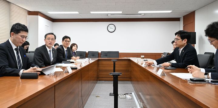 [서울=뉴시스] 이형일 재정경제부 차관이 3일 서울 종로구 정부서울청사에서 물가관계차관회의를 주재하고 있다. (사진=재정경제부 제공) 2026.02.03. photo@newsis.com *재판매 및 DB 금지