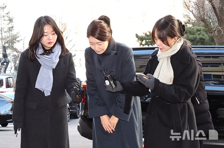 [서울=뉴시스] 최진석 기자 = 공천헌금 1억원을 수수한 혐의를 받는 강선우 무소속 의원이 2차 경찰 조사를 받기 위해 3일 오전 서울 마포구 서울경찰청 광역수사단 공공범죄수사대로 출석하며 발언 후 인사하고 있다. 2026.02.03. myjs@newsis.com