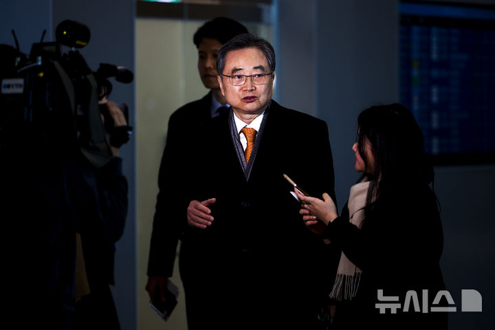 [인천공항=뉴시스] 정병혁 기자 = 도널드 트럼프 미국 대통령이 한국의 대미 투자 이행을 문제 삼아 관세 인상을 압박하고 나선 가운데 조현 외교부 장관이 마코 루비오 국무장관 겸 국가안보보좌관과 한미 외교장관회담을 갖기 위해 3일 인천국제공항을 통해 출국하고 있다. 2026.02.03. jhope@newsis.com