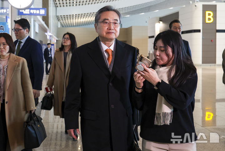 [인천공항=뉴시스] 정병혁 기자 = 도널드 트럼프 미국 대통령이 한국의 대미 투자 이행을 문제 삼아 관세 인상을 압박하고 나선 가운데 조현 외교부 장관이 마코 루비오 국무장관 겸 국가안보보좌관과 한미 외교장관회담을 갖기 위해 3일 인천국제공항을 통해 출국하고 있다. 2026.02.03. jhope@newsis.com