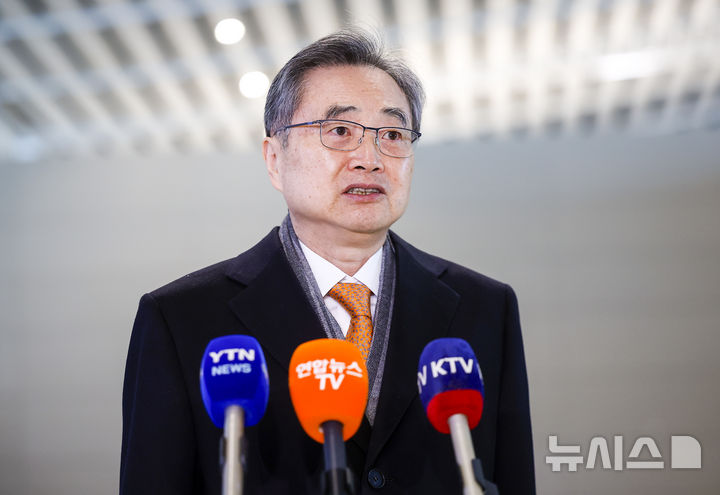 [인천공항=뉴시스] 정병혁 기자 = 도널드 트럼프 미국 대통령이 한국의 대미 투자 이행을 문제 삼아 관세 인상을 압박하고 나선 가운데 조현 외교부 장관이 마코 루비오 국무장관 겸 국가안보보좌관과 한미 외교장관회담을 갖기 위해 3일 인천국제공항을 통해 출국에 앞서 취재진 질문에 답하고 있다. 2026.02.03. jhope@newsis.com