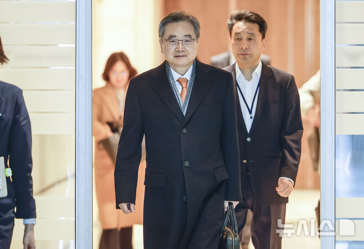 [인천공항=뉴시스] 정병혁 기자 =조현 외교부 장관이 지난 3일 인천국제공항을 통해 미국으로 출국하고 있다. 2026.02.03. jhope@newsis.com