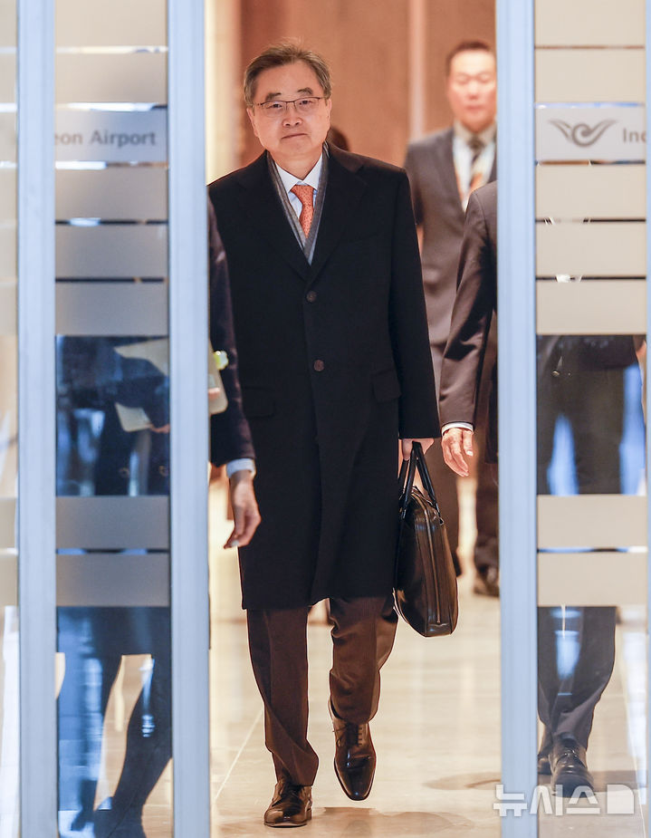 [인천공항=뉴시스] 정병혁 기자 = 도널드 트럼프 미국 대통령이 한국의 대미 투자 이행을 문제 삼아 관세 인상을 압박하고 나선 가운데 조현 외교부 장관이 마코 루비오 국무장관 겸 국가안보보좌관과 한미 외교장관회담을 갖기 위해 3일 인천국제공항을 통해 출국하고 있다. 2026.02.03. jhope@newsis.com