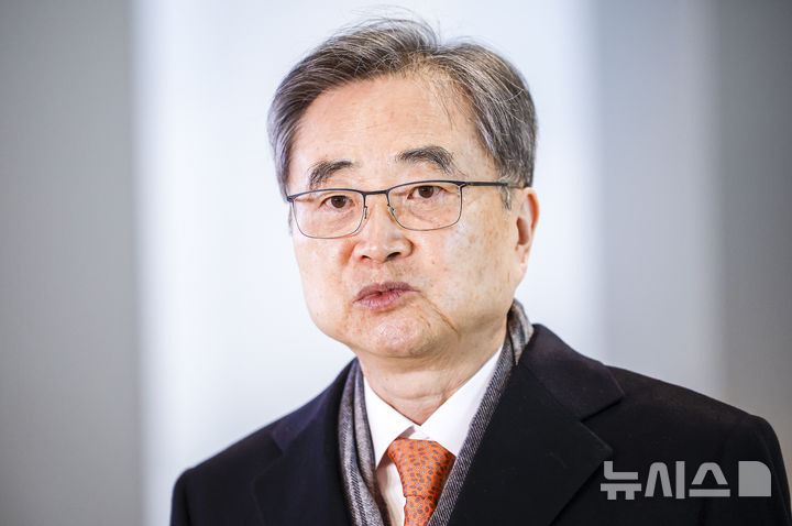 [인천공항=뉴시스] 정병혁 기자 = 도널드 트럼프 미국 대통령이 한국의 대미 투자 이행을 문제 삼아 관세 인상을 압박하고 나선 가운데 조현 외교부 장관이 마코 루비오 국무장관 겸 국가안보보좌관과 한미 외교장관회담을 갖기 위해 3일 인천국제공항을 통해 출국에 앞서 취재진 질문에 답하고 있다. 2026.02.03. jhope@newsis.com