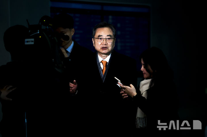 [인천공항=뉴시스] 정병혁 기자 = 도널드 트럼프 미국 대통령이 한국의 대미 투자 이행을 문제 삼아 관세 인상을 압박하고 나선 가운데 조현 외교부 장관이 마코 루비오 국무장관 겸 국가안보보좌관과 한미 외교장관회담을 갖기 위해 3일 인천국제공항을 통해 미국으로 출국하고 있다. 2026.02.03. jhope@newsis.com