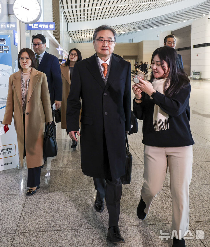 [인천공항=뉴시스] 정병혁 기자 = 도널드 트럼프 미국 대통령이 한국의 대미 투자 이행을 문제 삼아 관세 인상을 압박하고 나선 가운데 조현 외교부 장관이 마코 루비오 국무장관 겸 국가안보보좌관과 한미 외교장관회담을 갖기 위해 3일 인천국제공항을 통해 미국으로 출국하고 있다. 2026.02.03. jhope@newsis.com