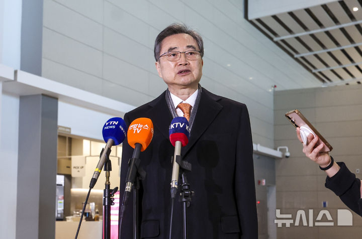 [인천공항=뉴시스] 정병혁 기자 = 도널드 트럼프 미국 대통령이 한국의 대미 투자 이행을 문제 삼아 관세 인상을 압박하고 나선 가운데 조현 외교부 장관이 마코 루비오 국무장관 겸 국가안보보좌관과 한미 외교장관회담을 갖기 위해 3일 인천국제공항을 통해 미국으로 출국하고 있다. 2026.02.03. jhope@newsis.com