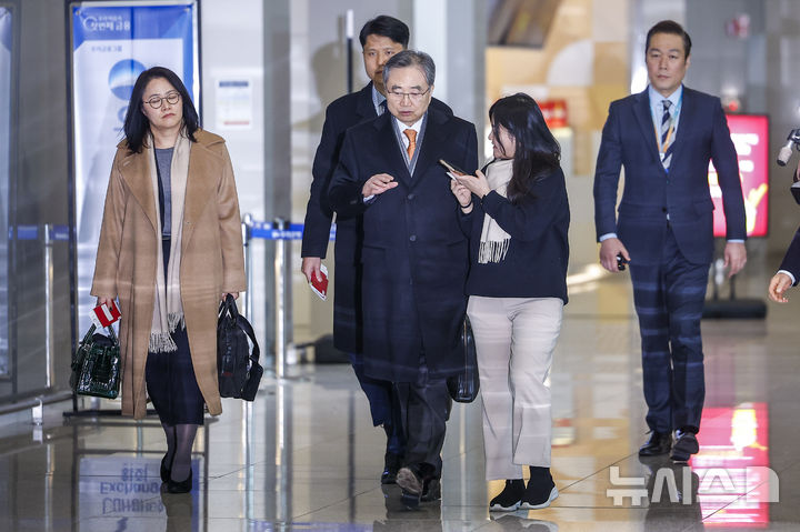 [인천공항=뉴시스] 정병혁 기자 = 도널드 트럼프 미국 대통령이 한국의 대미 투자 이행을 문제 삼아 관세 인상을 압박하고 나선 가운데 조현 외교부 장관이 마코 루비오 국무장관 겸 국가안보보좌관과 한미 외교장관회담을 갖기 위해 3일 인천국제공항을 통해 미국으로 출국하고 있다. 2026.02.03. jhope@newsis.com