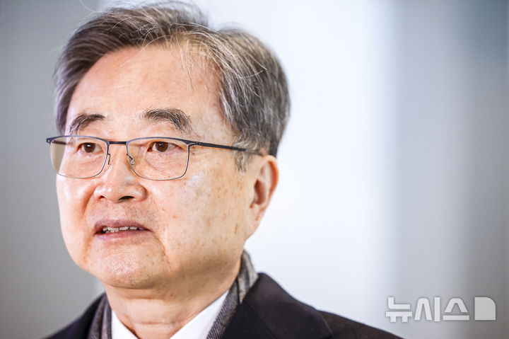 [인천공항=뉴시스] 정병혁 기자 = 도널드 트럼프 미국 대통령이 한국의 대미 투자 이행을 문제 삼아 관세 인상을 압박하고 나선 가운데 조현 외교부 장관이 마코 루비오 국무장관 겸 국가안보보좌관과 한미 외교장관회담을 갖기 위해 3일 인천국제공항을 통해 출국에 앞서 취재진 질문에 답하고 있다. 2026.02.03. jhope@newsis.com