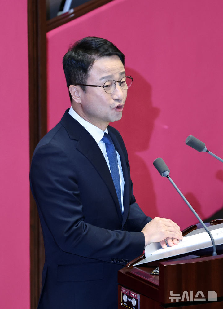 [서울=뉴시스] 김금보 기자 = 한병도 더불어민주당 원내대표가 3일 오전 서울 여의도 국회에서 열린 제432회국회(임시회) 제2차 본회의에서 국정에 관한 교섭단체대표연설을 하고 있다. 2026.02.03. kgb@newsis.com