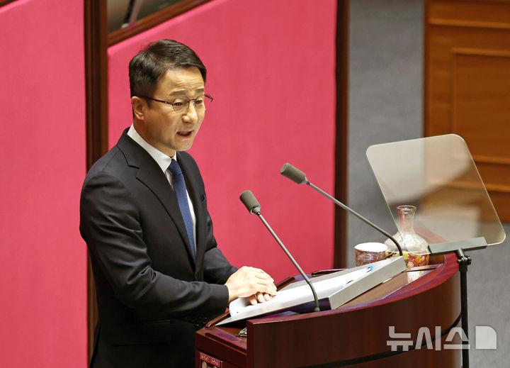 [서울=뉴시스] 김금보 기자 = 한병도 더불어민주당 원내대표가 3일 오전 서울 여의도 국회에서 열린 제432회국회(임시회) 제2차 본회의에서 국정에 관한 교섭단체대표연설을 하고 있다. 2026.02.03. kgb@newsis.com