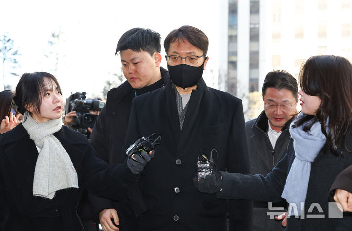 [서울=뉴시스] 최진석 기자 = 지난해 말 국회에서 열린 '쿠팡 사태 연석 청문회'에서 위증한 혐의로 고발된 박대준 전 쿠팡 대표가 3일 오전 서울 마포구 서울경찰청 반부패공공범죄수사대로 출석하고 있다. 2026.02.03. myjs@newsis.com