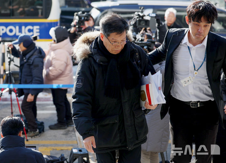 경찰 출석하는 김병헌 대표(서초경찰서)