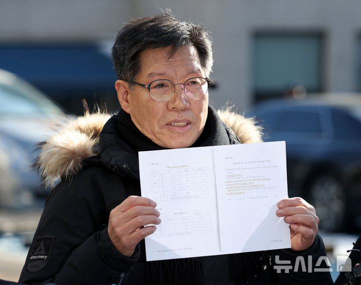 [서울=뉴시스] 김진아 기자 = 일본군 위안부 피해자를 모욕하고 허위 사실을 유포한 혐의를 받는 김병헌 위안부법폐지국민행동 대표가 지난달 3일 서울 서초경찰서에 피의자 신분으로 출석하던 중 취재진의 질문에 답하고 있다. 2026.02.03. bluesoda@newsis.com