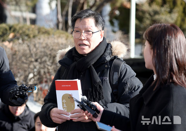 [서울=뉴시스] 김진아 기자 = 일본군 위안부 피해자를 모욕하고 허위 사실을 유포한 혐의를 받는 김병헌 위안부법폐지국민행동 대표가 3일 서울 서초경찰서에 피의자 신분으로 출석하던 중 취재진의 질문에 답하고 있다. 2026.02.03. bluesoda@newsis.com