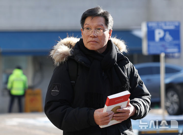 [서울=뉴시스] 김진아 기자 = 일본군 위안부 피해자를 모욕하고 허위 사실을 유포한 혐의를 받는 김병헌 위안부법폐지국민행동 대표가 지난달 3일 서울 서초경찰서에 피의자 신분으로 출석하고 있다. 2026.02.03. bluesoda@newsis.com