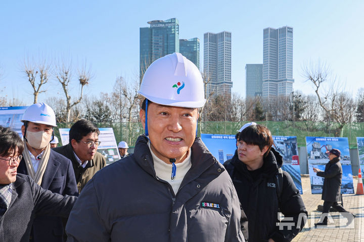 오세훈 시장, 옛 삼표레미콘 부지 점검… "글로벌 미래업무지구로 거듭날 것" [뉴시스Pic]