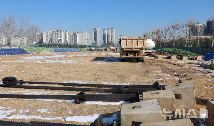 [서울=뉴시스] 권창회 기자 = 3일 오전 서울 성동구 성수동 옛 삼표레미콘 부지 모습. 서울시는 성동구 성수동1가 683번지 ‘서울숲 일대 지구단위계획구역 및 삼표레미콘 특별계획구역 세부개발계획’을 오는 5일 결정고시한다고 밝혔다. 이번 지구단위계획에 따르면 해당 부지는 최고 79층 규모 업무?주거?상업 기능이 융합된 복합단지로 개발된다. 2026.02.03. photo@newsis.com