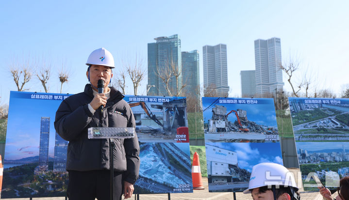 [서울=뉴시스] 권창회 기자 = 오세훈 서울시장이 3일 오전 서울 성동구 성수동 옛 삼표레미콘 부지를 방문해 현장을 둘러본 뒤 기자간담회를 하고 있다. 2026.02.03. photo@newsis.com