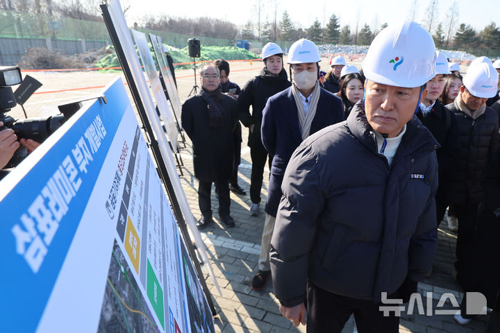 [서울=뉴시스] 권창회 기자 = 오세훈 서울시장이 3일 오전 서울 성동구 성수동 옛 삼표레미콘 부지를 방문해 현장설명을 듣고 있다. 2026.02.03. photo@newsis.com