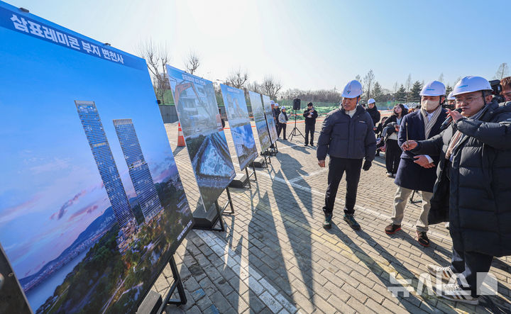 [서울=뉴시스] 권창회 기자 = 오세훈 서울시장이 3일 오전 서울 성동구 성수동 옛 삼표레미콘 부지를 방문해 현장설명을 듣고 있다. 2026.02.03. photo@newsis.com