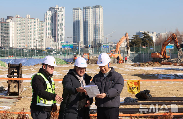 [서울=뉴시스] 권창회 기자 = 오세훈 서울시장이 3일 오전 서울 성동구 성수동 옛 삼표레미콘 부지를 방문해 현장을 둘러보고 있다. 2026.02.03. photo@newsis.com