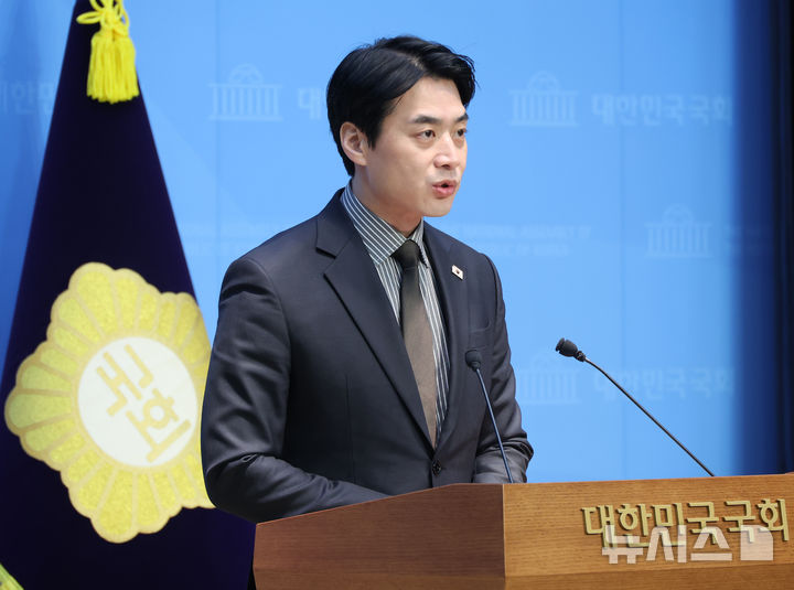 [서울=뉴시스] 김금보 기자 = 한준호 더불어민주당 의원이 3일 오전 서울 여의도 국회 소통관에서 조국혁신당과의 합당 논의와 관련한 기자회견을 하고 있다. 2026.02.03. kgb@newsis.com