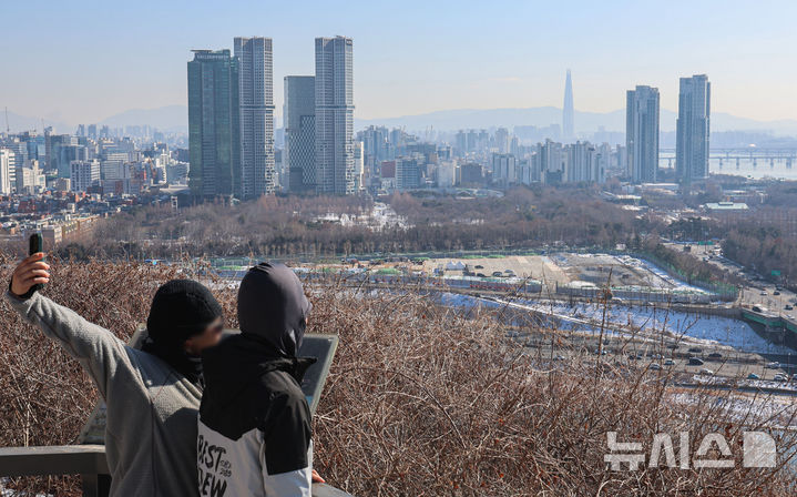 [서울=뉴시스] 권창회 기자 = 3일 서울 성동구 성수동 옛 삼표레미콘 부지 모습. 서울시는 성동구 성수동1가 683번지 ‘서울숲 일대 지구단위계획구역 및 삼표레미콘 특별계획구역 세부개발계획’을 오는 5일 결정고시한다고 밝혔다. 이번 지구단위계획에 따르면 해당 부지는 최고 79층 규모 업무-주거-상업 기능이 융합된 복합단지로 개발된다. 2026.02.03. photo@newsis.com