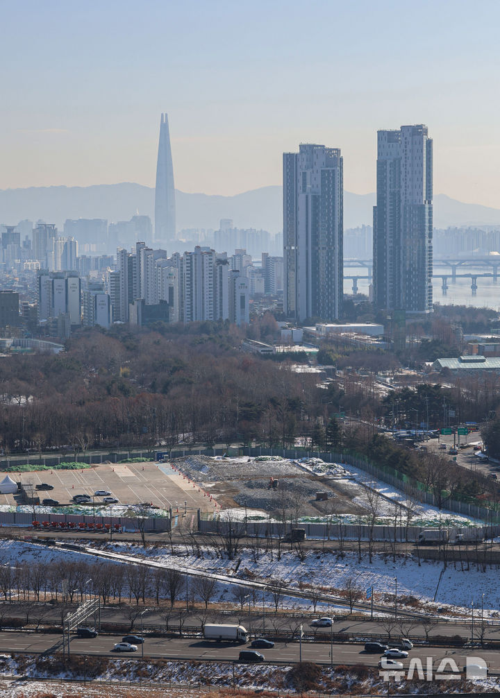[서울=뉴시스] 권창회 기자 = 3일 서울 성동구 성수동 옛 삼표레미콘 부지 모습. 서울시는 성동구 성수동1가 683번지 ‘서울숲 일대 지구단위계획구역 및 삼표레미콘 특별계획구역 세부개발계획’을 오는 5일 결정고시한다고 밝혔다. 이번 지구단위계획에 따르면 해당 부지는 최고 79층 규모 업무-주거-상업 기능이 융합된 복합단지로 개발된다. 2026.02.03. photo@newsis.com