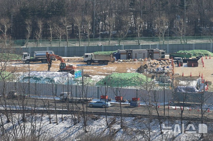 [서울=뉴시스] 권창회 기자 = 3일 서울 성동구 성수동 옛 삼표레미콘 부지 모습. 서울시는 성동구 성수동1가 683번지 ‘서울숲 일대 지구단위계획구역 및 삼표레미콘 특별계획구역 세부개발계획’을 오는 5일 결정고시한다고 밝혔다. 이번 지구단위계획에 따르면 해당 부지는 최고 79층 규모 업무-주거-상업 기능이 융합된 복합단지로 개발된다. 2026.02.03. photo@newsis.com