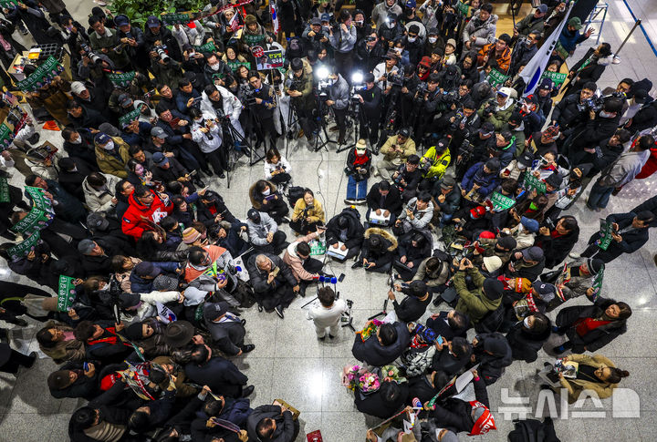 [인천공항=뉴시스] 정병혁 기자 = 미국에 체류 중인 것으로 알려진 전직 한국사 강사 전한길씨가 3일 인천국제공항을 통해 귀국해 입장을 밝히고 있다. 2026.02.03. jhope@newsis.com