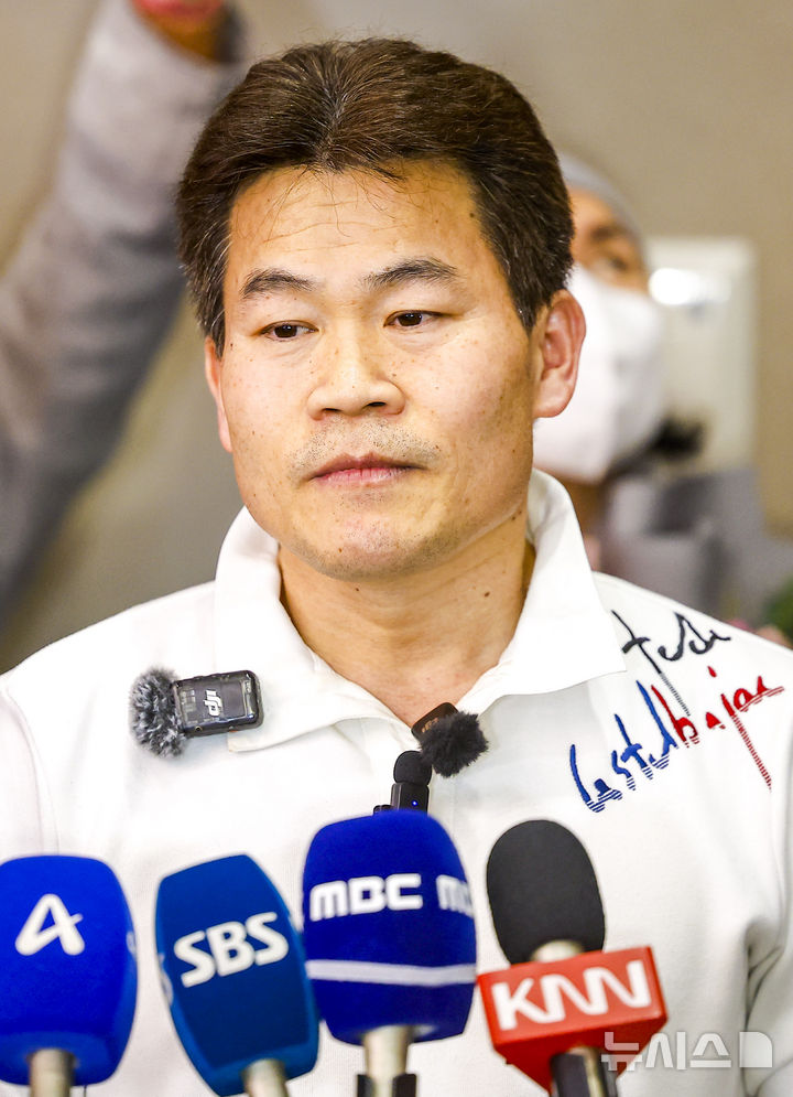 [인천공항=뉴시스] 정병혁 기자 = 미국에 체류 중인 것으로 알려진 전직 한국사 강사 전한길씨가 3일 인천국제공항을 통해 귀국해 입장을 밝히고 있다. 2026.02.03. jhope@newsis.com