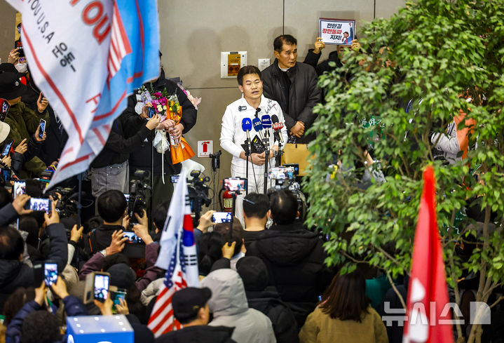 [인천공항=뉴시스] 정병혁 기자 = 미국에 체류 중인 것으로 알려진 전직 한국사 강사 전한길씨가 3일 인천국제공항을 통해 귀국해 입장을 밝히고 있다. 2026.02.03. jhope@newsis.com
