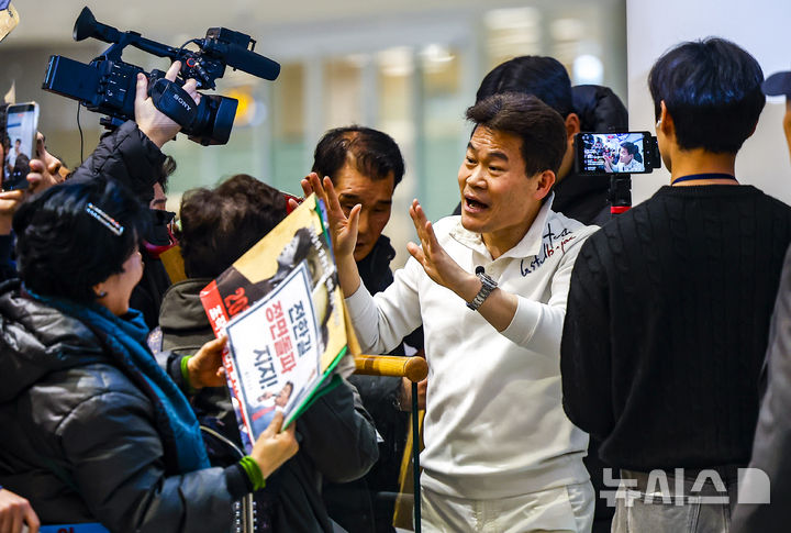 [인천공항=뉴시스] 정병혁 기자 = 미국에 체류 중인 것으로 알려진 전직 한국사 강사 전한길씨가 3일 인천국제공항을 통해 귀국하며 지지자들과 인사를 나누고 있다. 2026.02.03. jhope@newsis.com