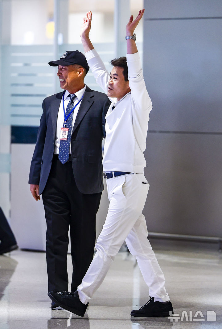 [인천공항=뉴시스] 정병혁 기자 = 미국에 체류 중인 것으로 알려진 전직 한국사 강사 전한길씨가 3일 인천국제공항을 통해 귀국하고 있다. 2026.02.03. jhope@newsis.com