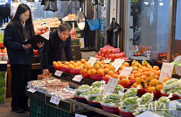 [수원=뉴시스] 김종택 기자 = 설 명절을 앞둔 3일 경기 수원시 팔달구 못골시장에서 국립농산물품질관리원 경기지원 수원사무소 관계자들이 선물·제수용 농축산물 원산지 표시 점검을 하고 있다. (공동취재) 2026.02.03. photo@newsis.com