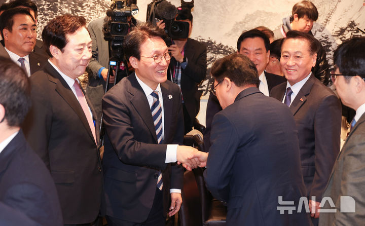 [서울=뉴시스] 추상철 기자 = 김민석 국무총리가 3일 오후 서울 종로구 달개비에서 열린 '중소기업 오찬 간담회 및 K-국정설명회'에서 참석자와 인사하고 있다. (공동취재) 2026.02.03. photo@newsis.com