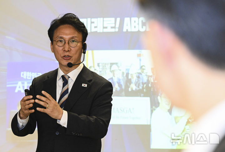 [서울=뉴시스] 추상철 기자 = 김민석 국무총리가 3일 오후 서울 종로구 달개비에서 열린 '중소기업 오찬 간담회 및 K-국정설명회'에서 새해 국정 운영 방향 등에 대한 설명을 하고 있다. (공동취재) 2026.02.03. photo@newsis.com