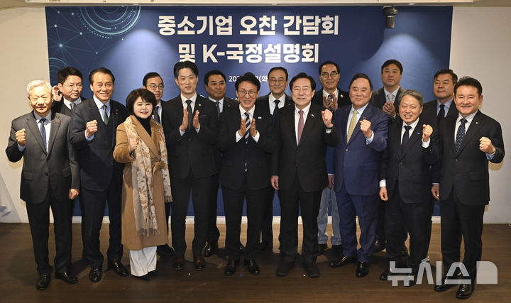 [서울=뉴시스] 추상철 기자 = 김민석 국무총리가 3일 오후 서울 종로구 달개비에서 열린 '중소기업 오찬 간담회 및 K-국정설명회'에서 참석자와 기념촬영을 하고 있다. (공동취재) 2026.02.03. photo@newsis.com