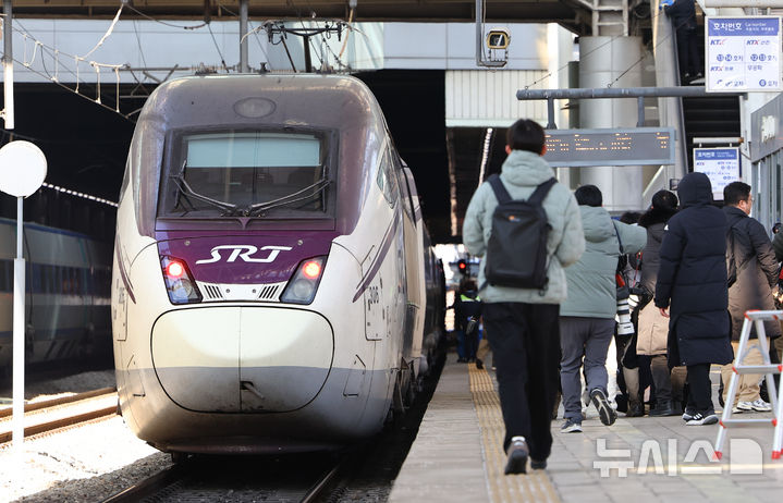 [서울=뉴시스] 황준선 기자 = 철도운영사 통합을 위한 고속열차 교차 시운전이 실시된 3일 서울 중구 서울역에 SRT 열차가 정차해 있다.한국철도공사(코레일)와 SR(에스알)은 철도운영사 통합을 위해 KTX와 SRT 열차를 각각 수서와 서울역에서 영업 시운전을 시행한다. 시운전 이후 실제 고객들이 이용할 수 있는 시범 교차운행은 오는 25일로 계획돼 있다. 2026.02.03. hwang@newsis.com