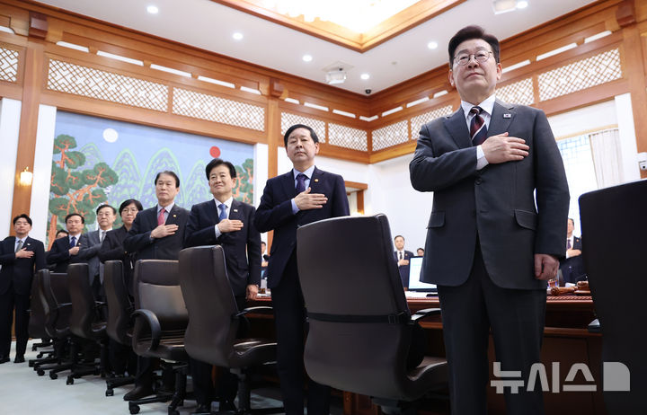 [서울=뉴시스] 고범준 기자 = 이재명 대통령이 3일 청와대에서 열린 국무회의에서 참석자들과 국민의례를 하고 있다. 2026.02.03. bjko@newsis.com