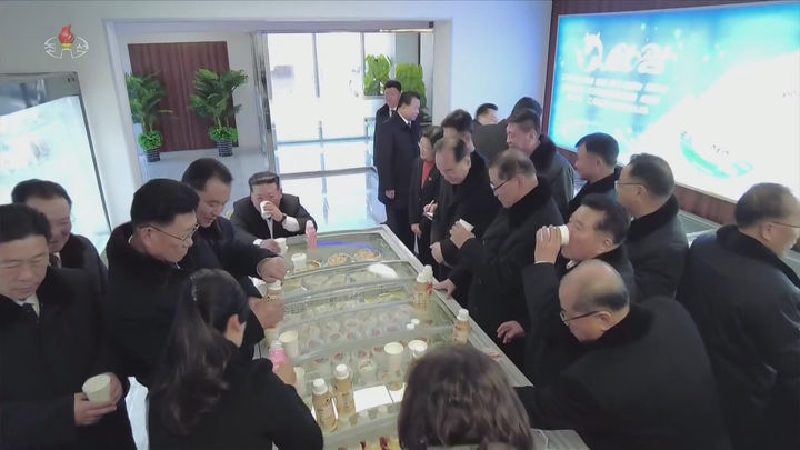 [서울=뉴시스] 북한 조선중앙TV는 김정은 북한 국무위원장이 지난 2일 평안북도 운전군 삼광리에서 열린 삼광축산농장 조업식에 참석했다고 3일 보도했다. 사진은 김 위원장이 유제품을 시식하는 모습. (사진=조선중앙TV 캡처) 2026.02.04. photo@newsis.com *재판매 및 DB 금지