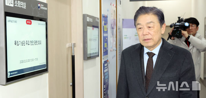 [세종=뉴시스] 강종민 기자 = 독립기념관 이사회에서 해임 건의안이 의결된 김형석 독립기념관장이 3일 세종시 정부세종청사 국가보훈부에 마련된 청문회장으로 향하고 있다. 보훈부 산하 기관장을 해임하려 할 경우 청문회를 통해 당사자의 소명을 듣는 절차가 필요하다. 2026.02.03. ppkjm@newsis.com