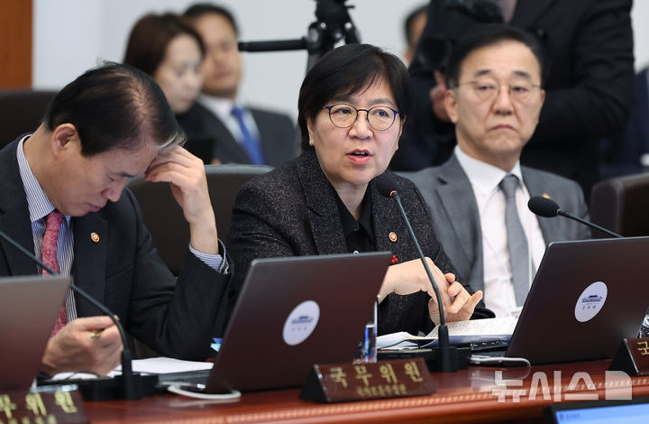 [서울=뉴시스] 고범준 기자 = 정은경 보건복지부 장관이 지난 2월3일 청와대에서 열린 국무회의에서 연명의료결정 제도 개선 및 활성화 방안 관련 발언을 하고 있다. 2026.02.03. bjko@newsis.com